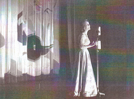 Petula mid-performance on the Alma stage